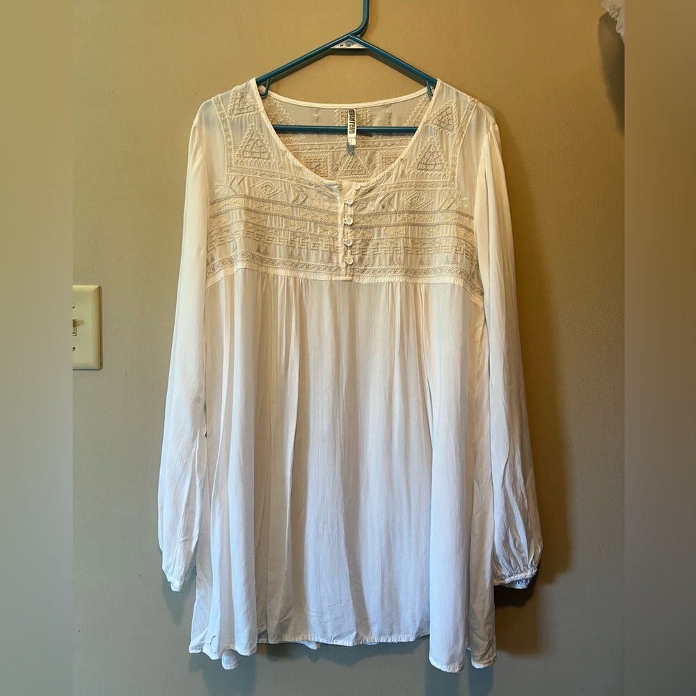 Monoreno size L white embroidered long sleeve boho 💯 rayon relaxed fit tunic.